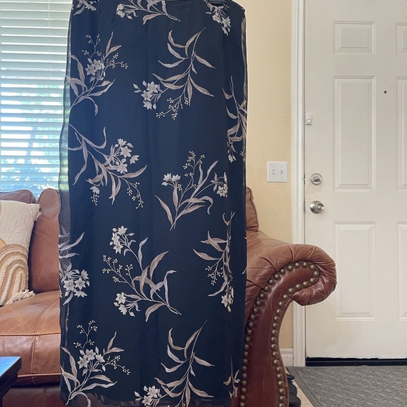 JR Bentley Women’s Floral Maxi Skirt slits size 14 NWOT - Picture 3 of 14